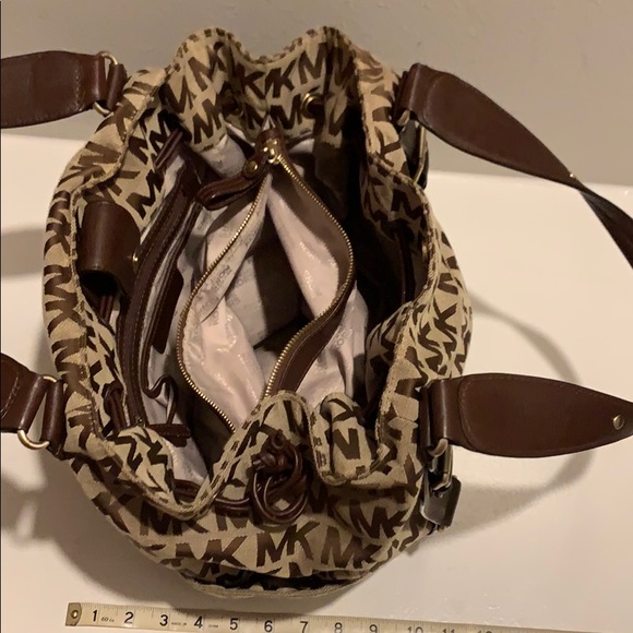 Large signature print Michael Kors bag...AUTHENTIC - Picture 5 of 7